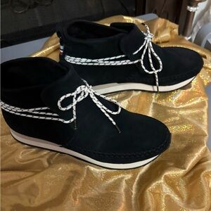 Tom's Suede sneaker. Women's NEW without box. Never worn. Size 8.